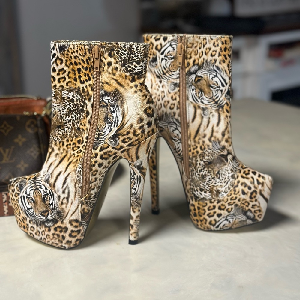 Bumber Platform Boots Tiger Print size 6
